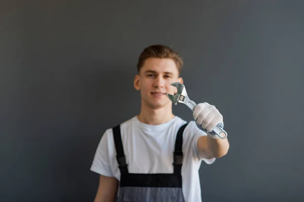 Automechaniker Mit Werkzeug Auf Verschwommenem Hintergrund Große Werkstatt Robuste Faust — Stockfoto