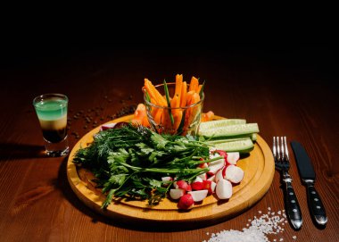 Tahtada taze kesilmiş sebzeler. Taze domates, salatalık, turp ve bitki aperatifi. Sağlıklı beslenme, diyet, vejetaryenlik kavramı..