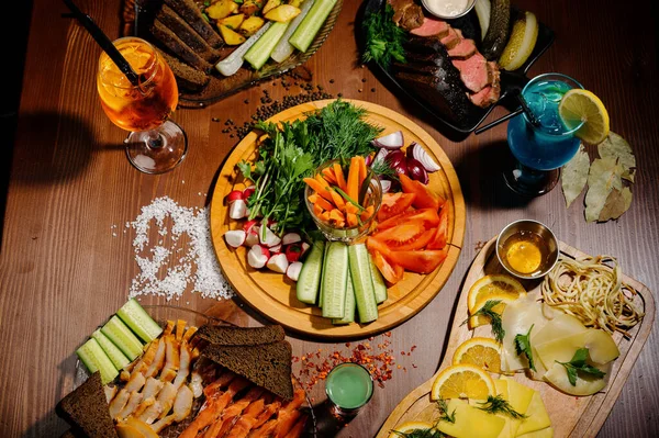 Veel Verschillende Heerlijke Gerechten Tafel Diverse Snacks Antipasti Tafel Restaurant — Stockfoto