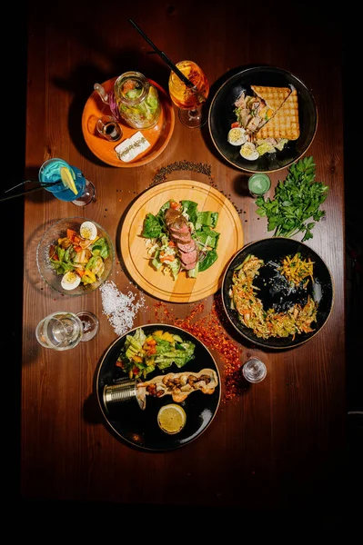 Veel Verschillende Heerlijke Gerechten Tafel Diverse Snacks Antipasti Tafel Restaurant — Stockfoto