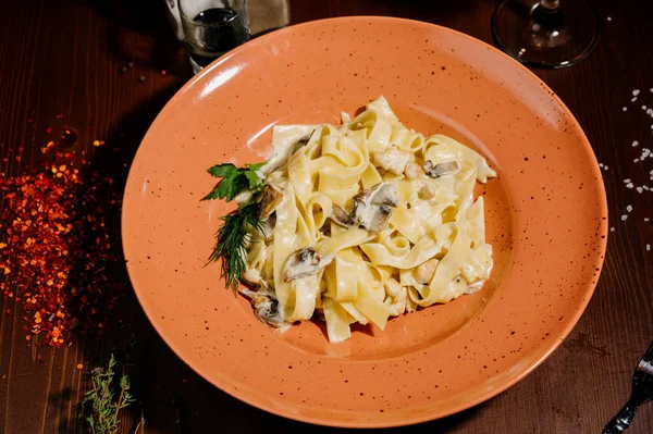 Pasta Fettuccine Met Champignons Romige Kaassaus Een Donkere Houten Achtergrond — Stockfoto