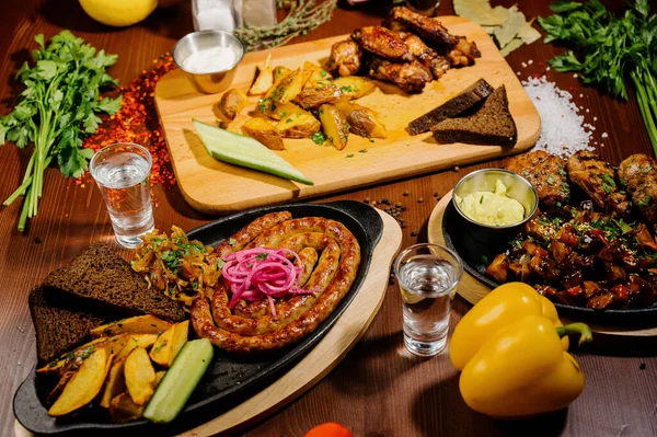 テーブルの上の多くの異なるおいしい料理 テーブルの上には様々な軽食やアンティパスティ レストランメニューレストランテーブル 多くの異なる料理 — ストック写真