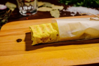 Doner Kebab Gyros Shawarma bifteği pitta ekmekli sandviç ahşap zemin üzerinde. Shawarma tavuk rulosu taze sebzeli ve ahşap arka planda krema soslu..