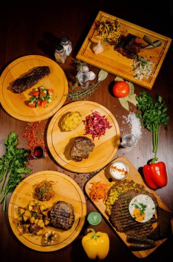 Masada bir sürü farklı lezzetli yemek var. Masada çeşitli abur cuburlar ve antipastalar var. Restoran menüleri. Restoran masası. Çok farklı yemekler.