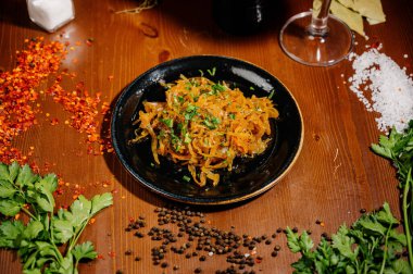 Bira ve abur cubur seçimi. Cips, balık, bira sosu. Masanın üzerinde soslu birçok farklı bira.