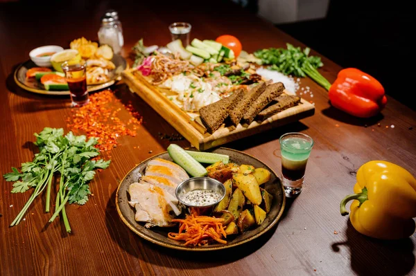 Veel Verschillende Heerlijke Gerechten Tafel Diverse Snacks Antipasti Tafel Restaurant — Stockfoto