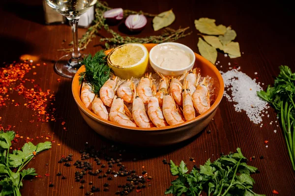 Grilled Shrimps Prawns Served Lemon Sauce Grilled Shrimp Dish Cream — Stock Photo, Image