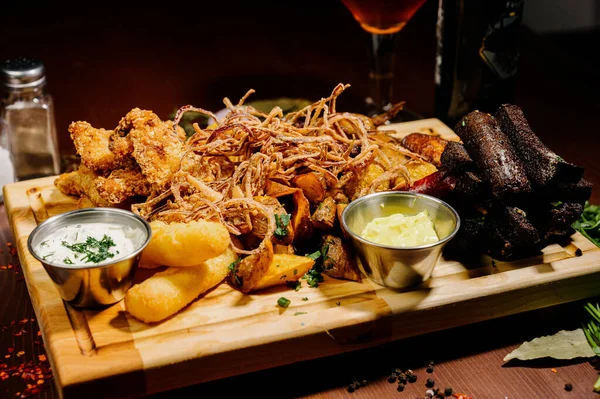 Selectie Van Bier Snacks Chips Vis Bierworstjes Tafel Veel Verschillende — Stockfoto