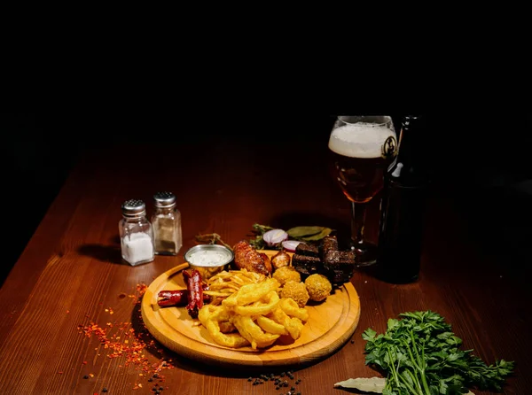 Selectie Van Bier Snacks Chips Vis Bierworstjes Tafel Veel Verschillende — Stockfoto