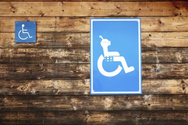 Dalış gözlüğü ve mayoyla siyah tahta duvarda komik engelli işareti.