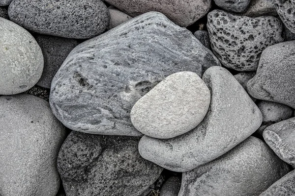 Скалы Различных Оттенков Размеров Текстурами Икеландском Пляже — стоковое фото