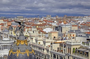 Madrid şehrinin güzel sanatlar binasından alışılmadık çatı manzarası.
