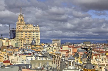 Madrid şehrinin güzel sanatlar binasından alışılmadık çatı manzarası.