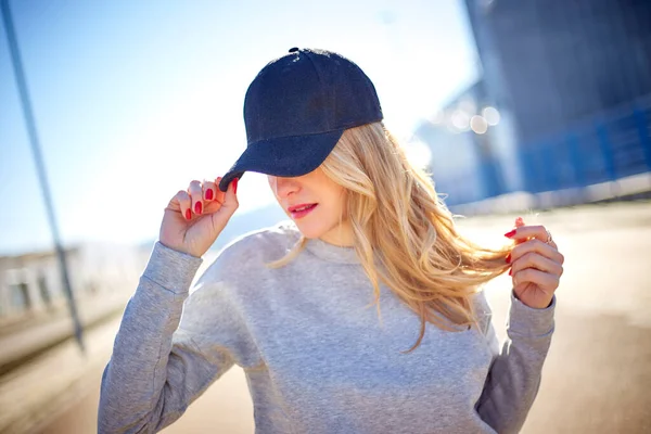 Girl Cap Long Blonde Hair Wearing Grey Sweatshirt Walking Street — Stock Photo, Image