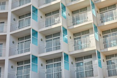 Güneşli bir günde modern apartman binaları. Mavi kristalli, modern bir apartmanın cephesi.