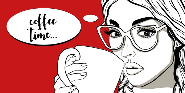 Güzel kız ile güneş gözlüğü ve kahve fincanı.