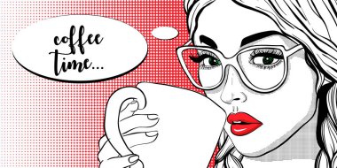 Güzel kız ile güneş gözlüğü ve kahve fincanı.