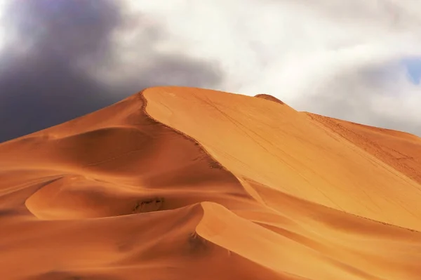 Prachtig uitzicht op de zandduinen in Namibische woestijn. Artistiek beeld — Stockfoto