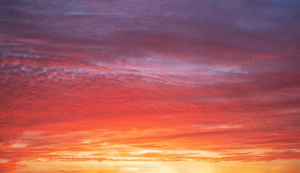 Piękny jasny zachód słońca z wielobarwnymi, dramatycznymi chmurami — Zdjęcie stockowe