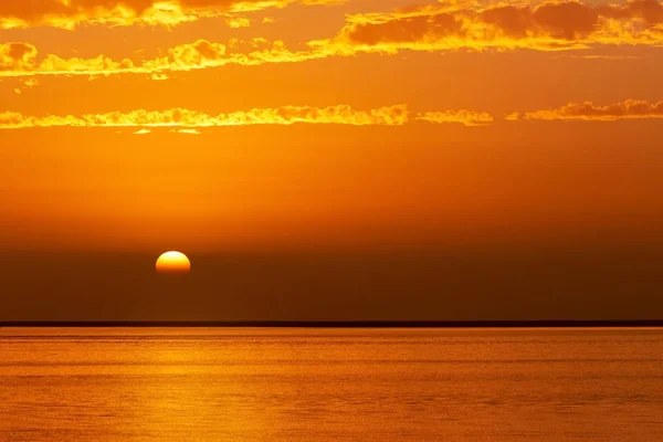 Прекрасный золотой закат и яркое небо над лагуной — стоковое фото