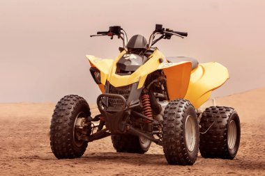 Alt görünümü bulutlu gün çölde modern sarı arazi aracı duran