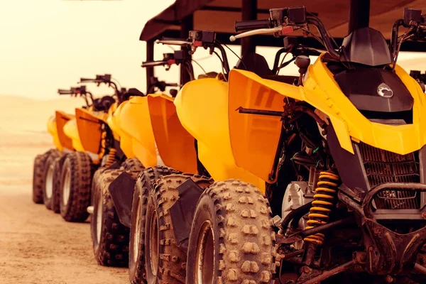 Vista Frontal Dos Modernos Veículos Todo Terreno Amarelo Ficar Deserto — Fotografia de Stock