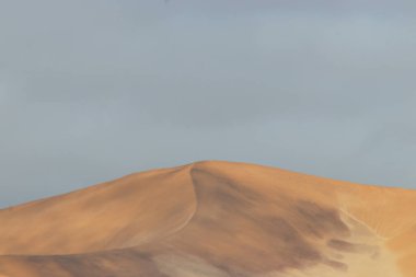 Namib Çölü 'ndeki kum tepelerinin muhteşem manzarası. Sanatsal resim. Güzellik dünyası.