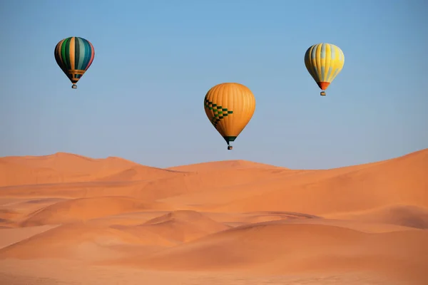 Balões Quente Coloridos Voando Sobre Dunas Areia Pôr Sol África — Fotografia de Stock