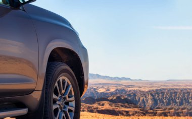 Uçurumdan önce kumda bir aracın yakın çekimi. Ay vadisi. Afrika. Namibya