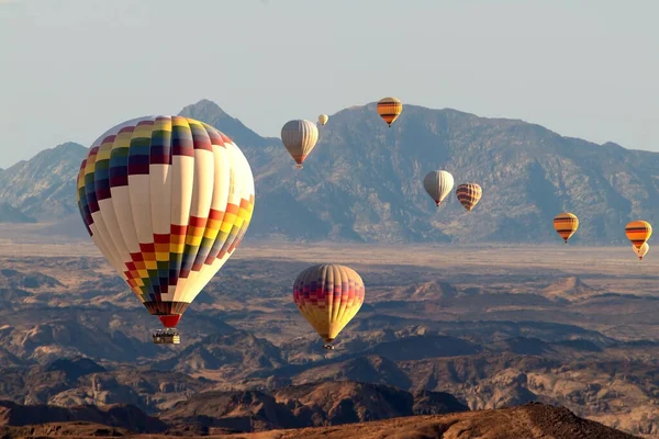 Bunte Heißluftballons Fliegen Über Den Berg Mondtal Afrika Namibia — Stockfoto