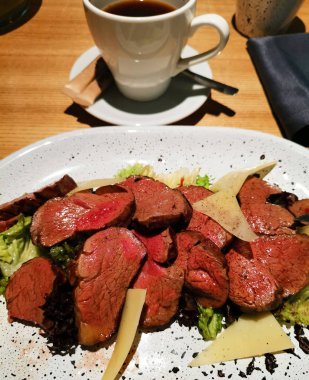 Çeri domatesli ızgara tavuk göğsü, yeşil Fransız fasulyesi, sarımsak, otlar, teflon tavasında limon dilimi..