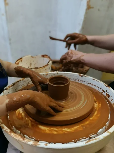 La clase maestra sobre el modelado de la arcilla a la rueda de alfarero En el taller de cerámica — Foto de Stock