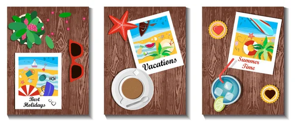 Mesa con fotos de unas vacaciones en el mar. Recordar y planificar unas vacaciones en la playa, tomar el sol en la arena, surfear o relajarse con un cóctel. Carteles verticales para el turismo publicitario en la —  Fotos de Stock