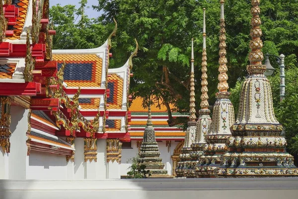 Techos Estupas Del Famoso Antiguo Templo Buda Oro Reclinado Wat —  Fotos de Stock