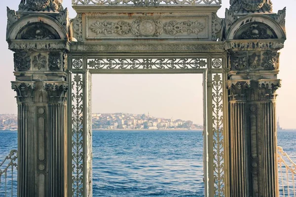 位于土耳其伊斯坦布尔欧洲一侧Dolmabahce苏丹皇宫公园的博斯普鲁斯海峡 通过装饰华丽的奥托曼建筑风格大理石大门通向伊斯坦布尔亚洲一侧的模糊景观 — 图库照片