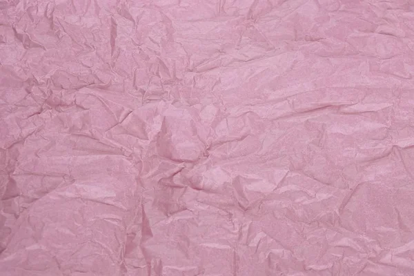 折皱的浅粉纸片 用于背景或礼物包装 带有皱折的粉红包装纸的表面以皱折的纹理为背景 — 图库照片