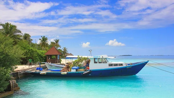 Das Boot Für Die Müllabfuhr Und Entsorgung Von Der Ferieninsel — Stockfoto
