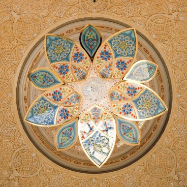 Muhteşem tavan sıva dekorasyonu ve swarovski kristal lambalarıyla eşsiz avizenin kare fotoğrafı. Sultan Şeyh Zayed 'in Abu Dabi, BAE, Şubat 2017' deki Büyük Camii 'ndeki dua salonunun iç detayları.
