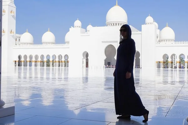 Silhouette Young Elegant Girl Traveler Traditional Muslim Dress Hijab Standing — Stock Photo, Image