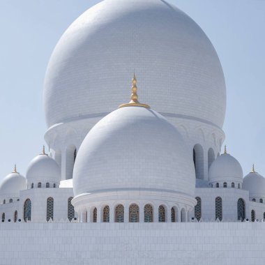 Süslü kemer sütunları olan mermer kubbelerin muhteşem tasarımı dünyaca ünlü Büyük Beyaz Cami Sultan Şeyh El Zayed 'in Abu Dabi, BAE, Şubat 2017