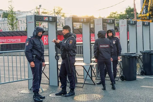 Gruppo Poliziotti Russi Armati Stanchi Uomini Donne Tutto Giorno Monitorare — Foto Stock