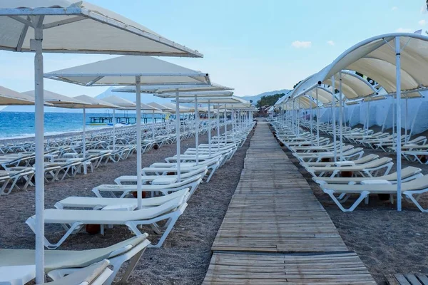 Playa Vacía Con Montón Tumbonas Tiempo Cuarentena Nadie Zona Turística — Foto de Stock