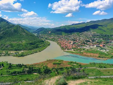 Kavşak Vadisi 'ndeki eski Gürcü kasabasının manzarası. İki dağ nehri ve farklı renkte su. Mtskheta, Georgia.