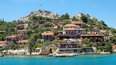 Antalya 'nın Akdeniz kıyısındaki ünlü Kekova kentinin yanındaki tepede bulunan limanı ve bulanık arkeoloji sahasının bulunduğu küçük bir kasabaya çarpıcı bir manzara. Mayıs 2019