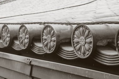 Eski Asya fayanslarıyla geleneksel Kore tarihi çatısının sepya arkaplan resmi. Geleneksel Kore kiremitli, detaylarla döşenmiş antik yüzey dokusu. Seul, Güney Kore.