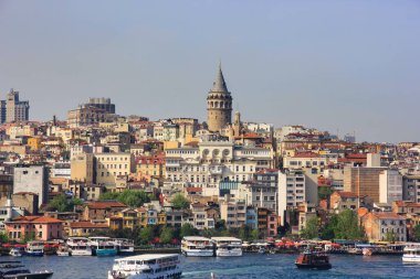 İstanbul şehir panoraması, tepede ünlü Galata kulesi ve akşamüstü Boğaziçi boyunca yüzen çok sayıda gemi ve tekne. Karşı kıyıdan Galata 'ya manzara. İstanbul, Türkiye, Mayıs 2015