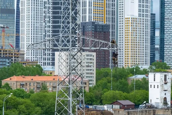 Dismantling High Voltage Power Line Tower Two Powerplant Workers Disassembling — Stock Photo, Image