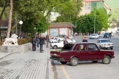 Klasik Sovyet klasik klasik sedan otomobil LADA VAZ koyu renk menekşe ve diğer parklar antik tarihi şehir Shekike caddesinde. Sheki, Azerbaycan, Apr.2016 kırsal kesimlerinde hala kullanılıyor ve çok popüler.