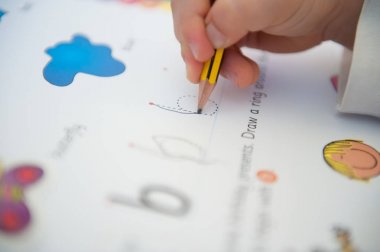 3-yıl-yaşlı çocuk alfabesi harfleri - mektup b izini sürerek yazmak öğrenme