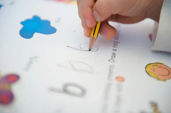 Criança de 3 anos está aprendendo a escrever traçando letras do alfabeto - letra b — Fotografia de Stock